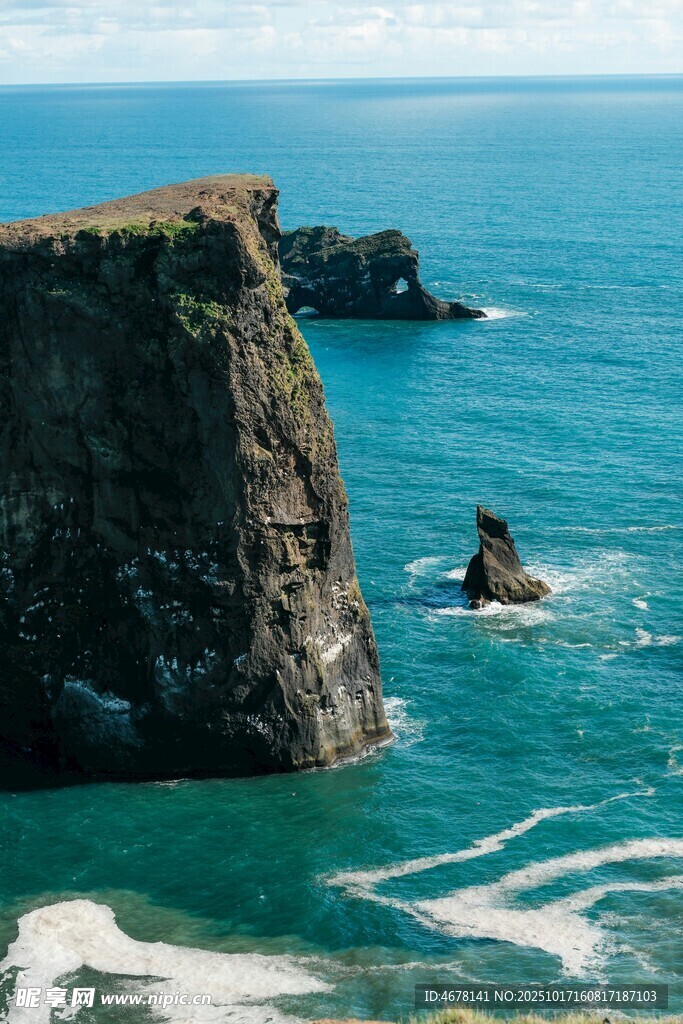 海岸边嶙峋礁石与碧海