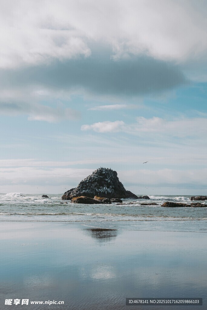 海边孤石静谧海面之景