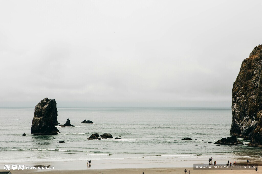 海边礁石旁的宁静景致