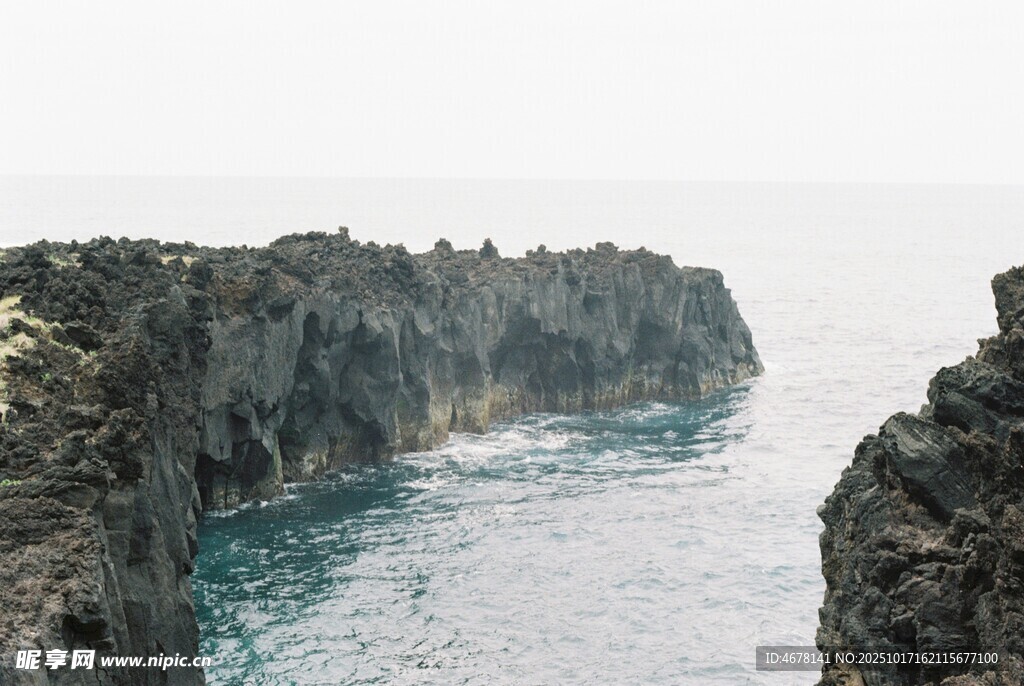 海岸边的嶙峋岩石景观
