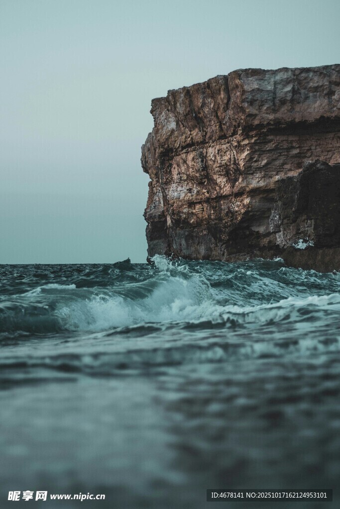 海边礁石与翻涌海浪