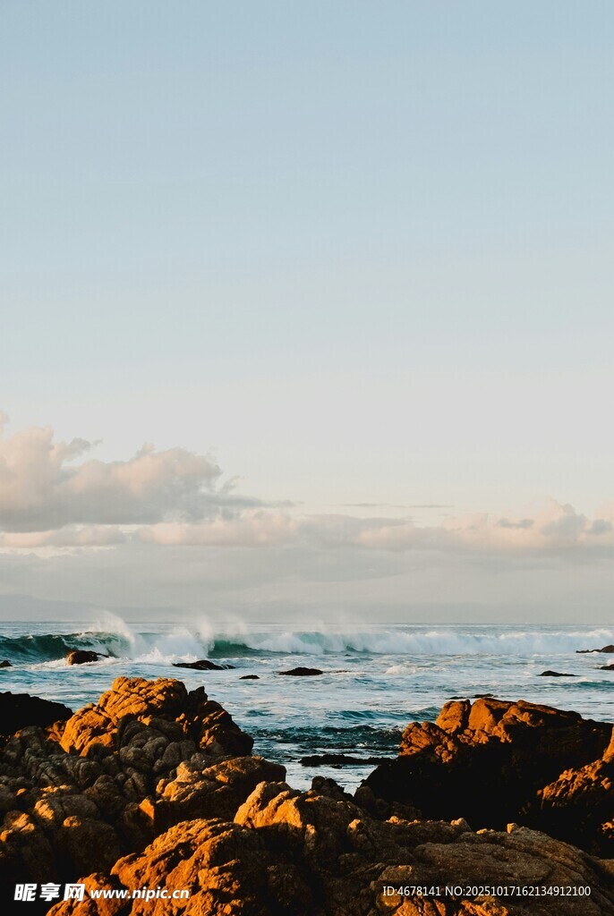 海边礁石与翻涌海浪