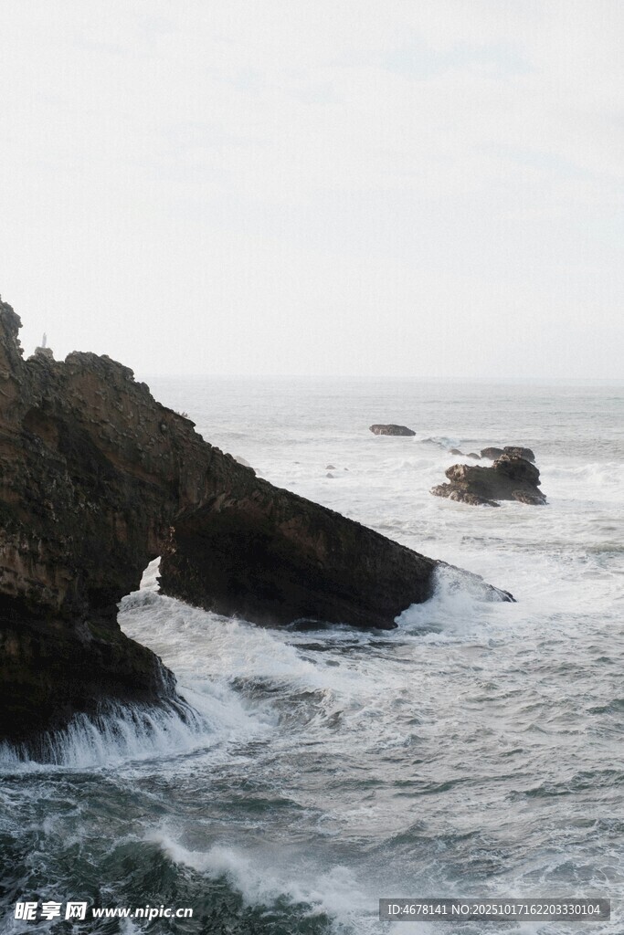 海边礁石与翻涌海浪