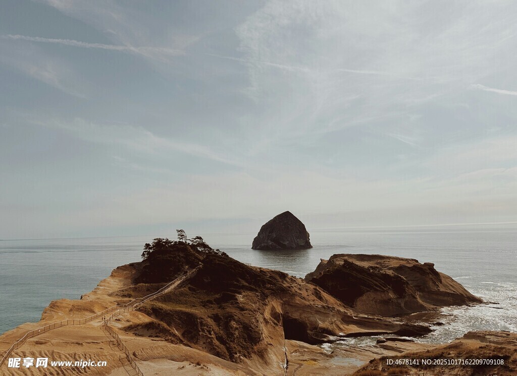 海边嶙峋礁石与天际风景