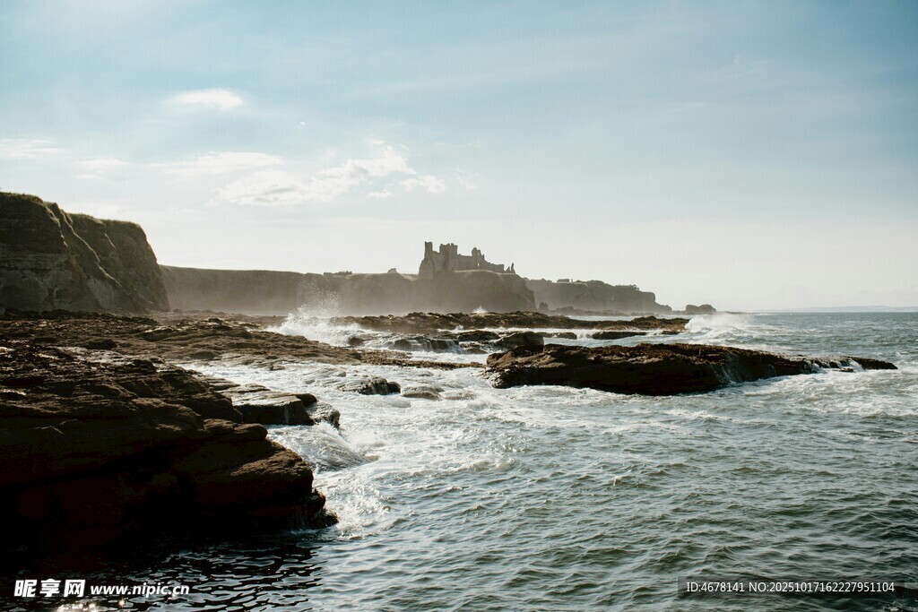 海边礁石与远处城堡风景