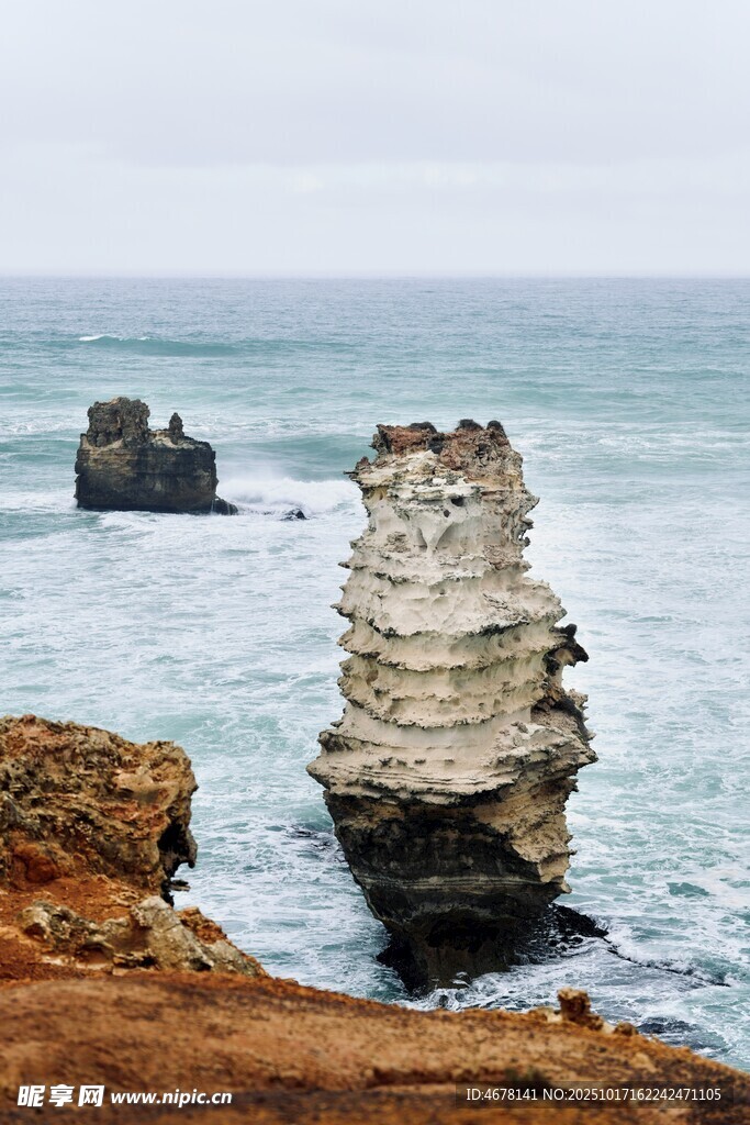 海岸边的奇特岩石景观