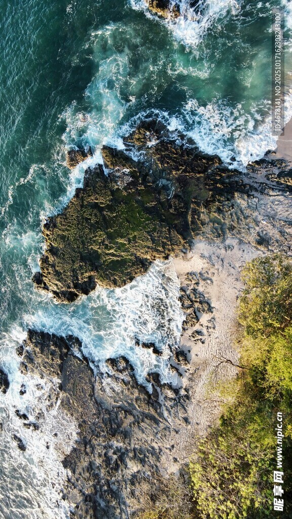 海岸礁石与海浪壮丽景观