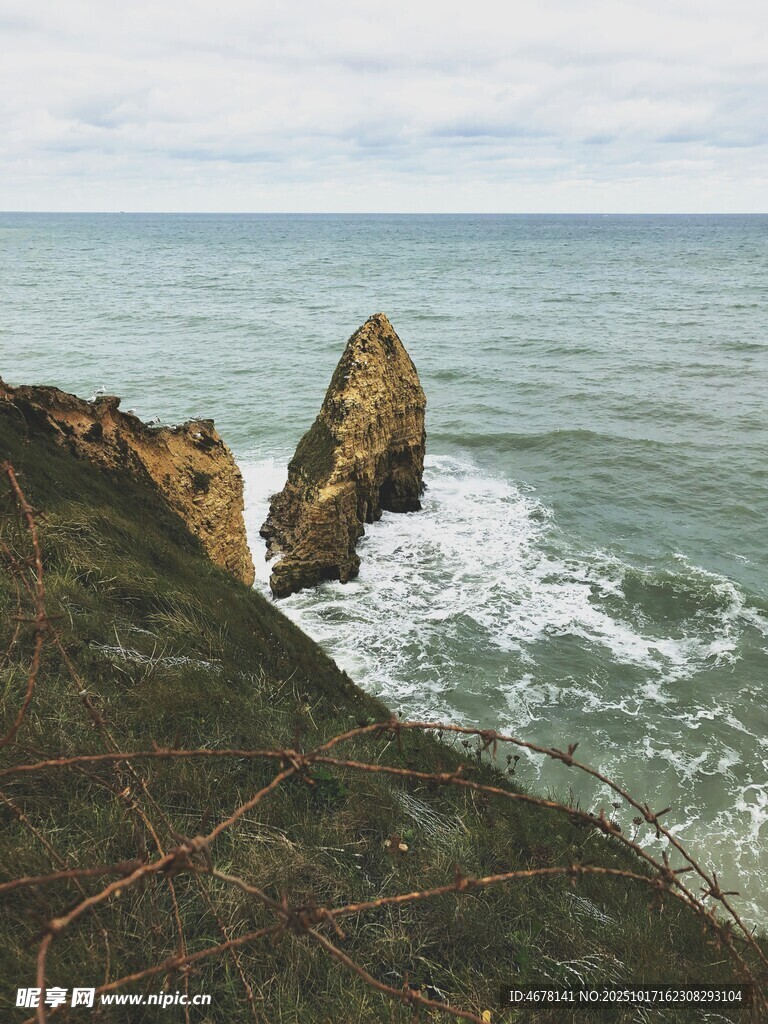 海岸边的孤岩与汹涌海浪