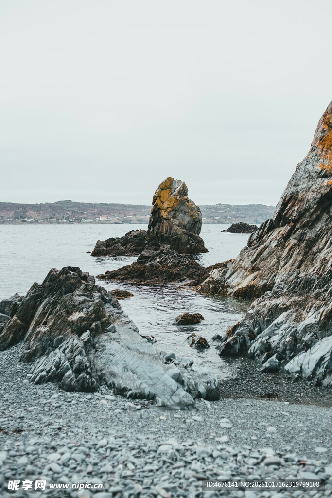 海边嶙峋礁石景观