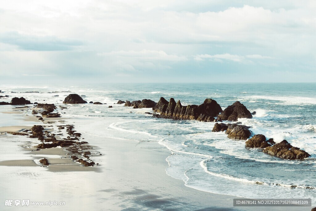海边礁石与翻涌海浪景观