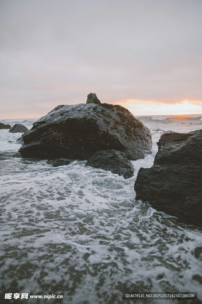 海边礁石与翻涌海浪