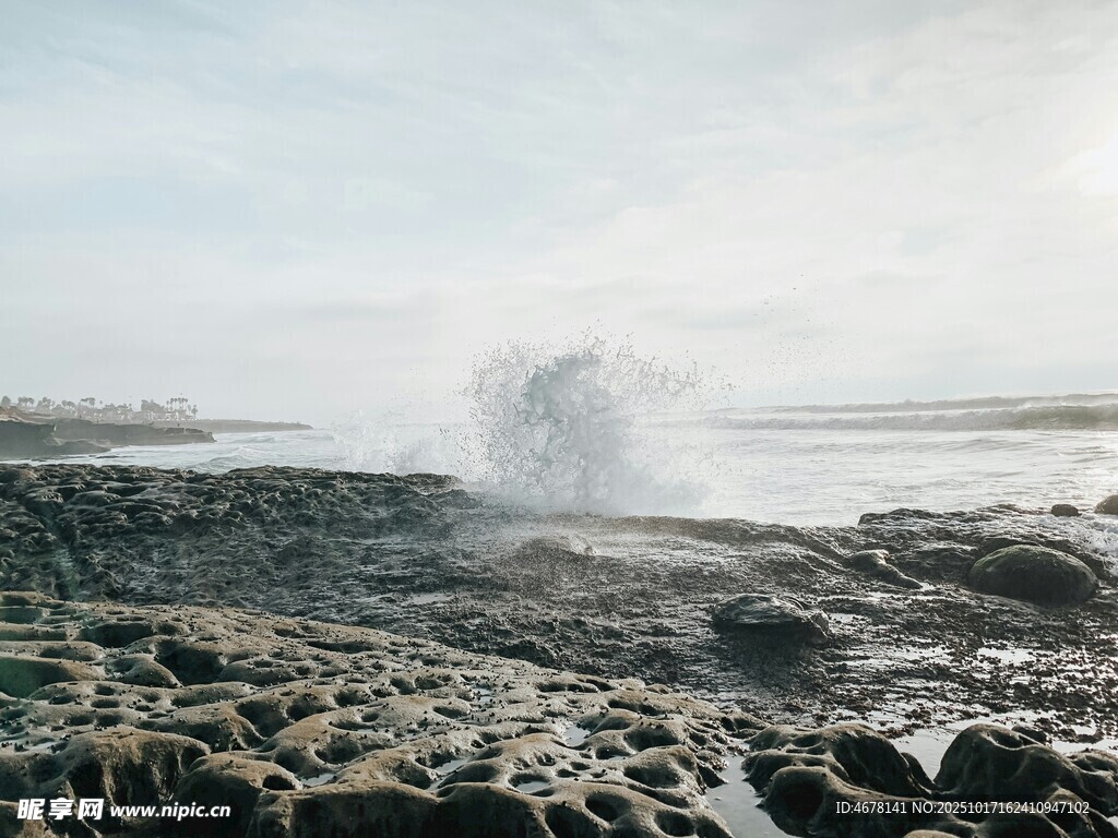 海边礁石上的壮观海浪