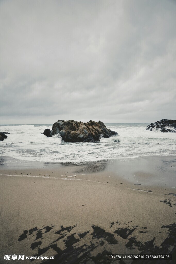 海边沙滩上的岩石与海浪