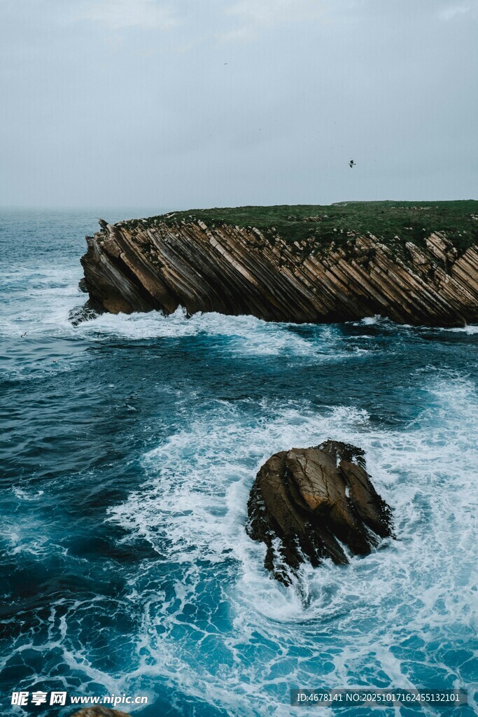 海边礁石与翻涌海浪