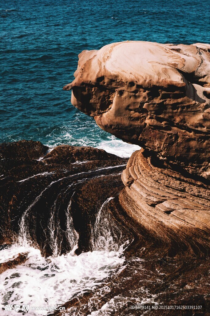 海边嶙峋礁石与翻涌海浪