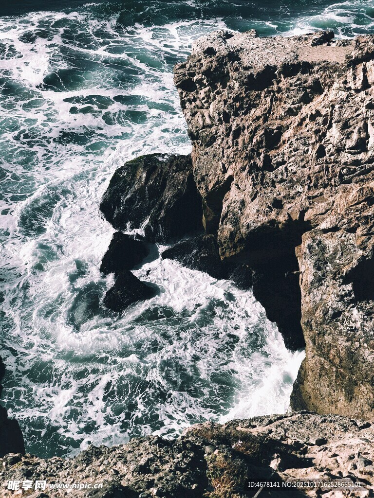 海浪拍击岩石的自然景观