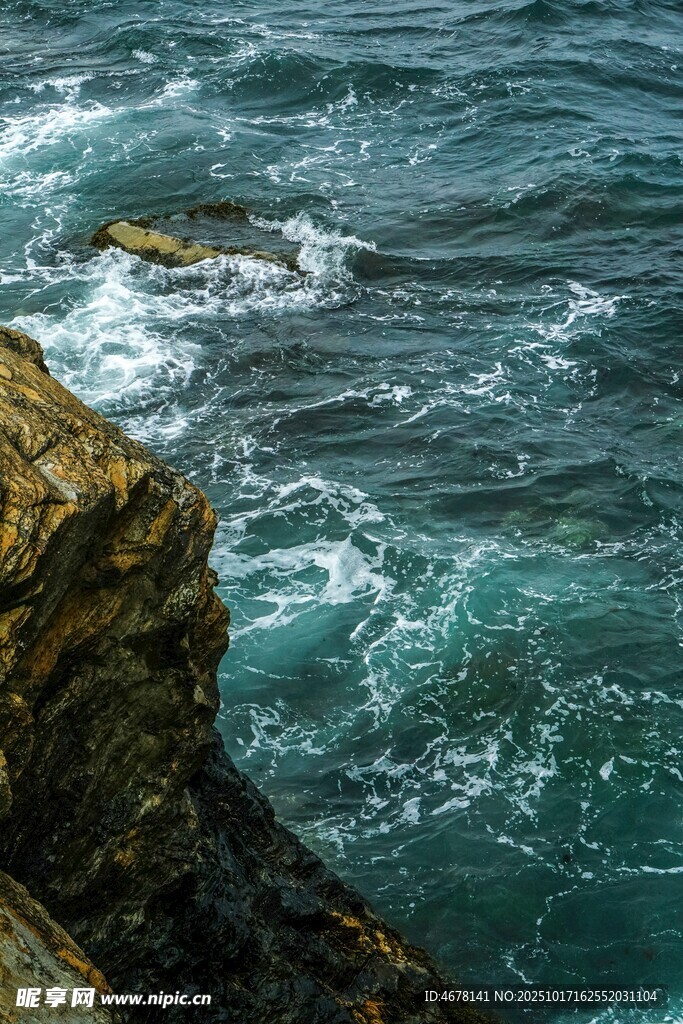 海边礁石与翻涌的海浪