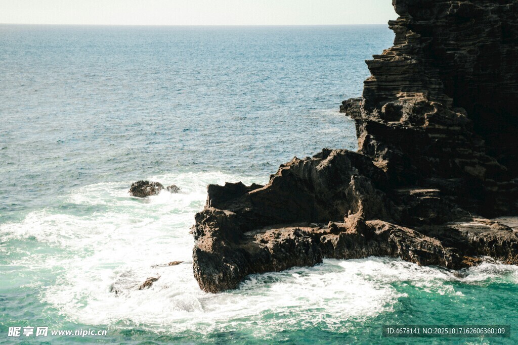 海边嶙峋礁石与翻涌海浪