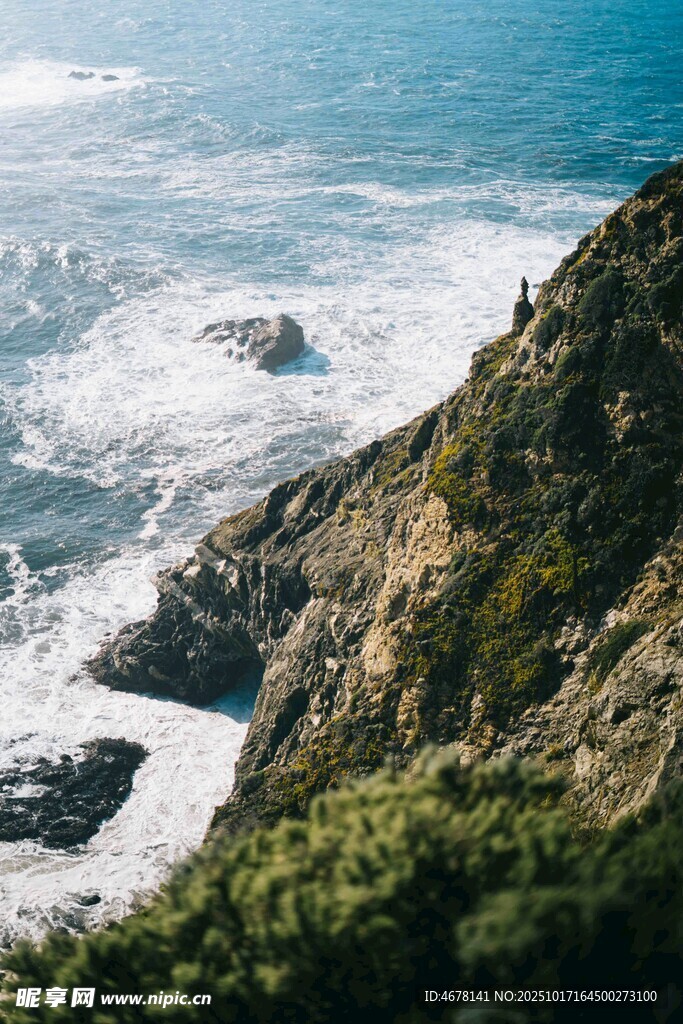 海岸边的壮阔山海景致