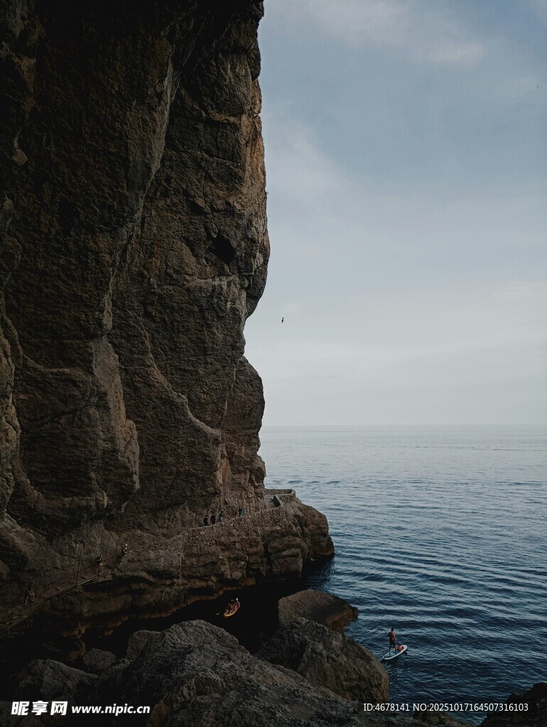 海边峭壁壮阔自然景观