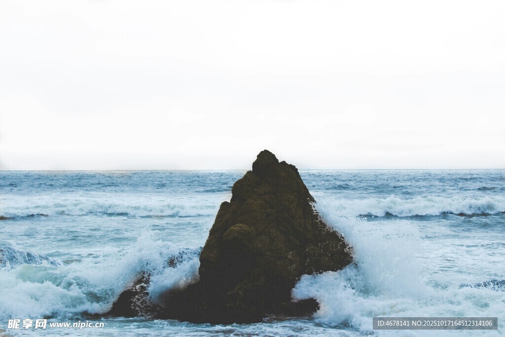 海浪拍击海中孤石