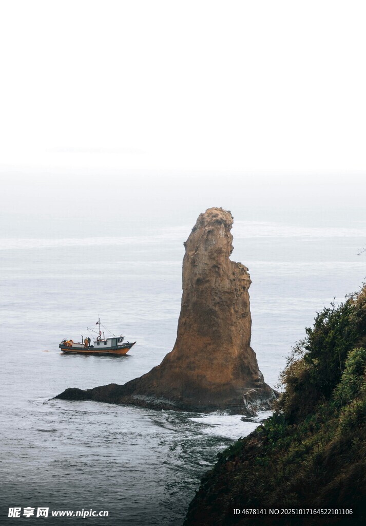 海边孤岩与航行船只