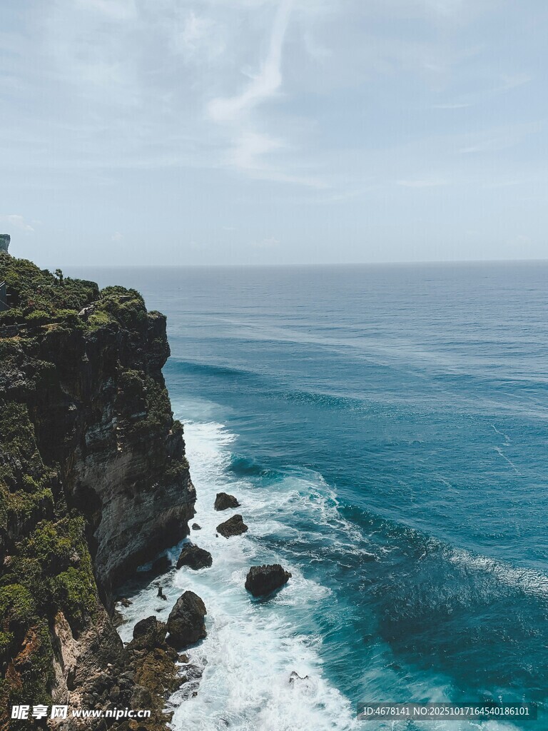 悬崖边的壮阔海景