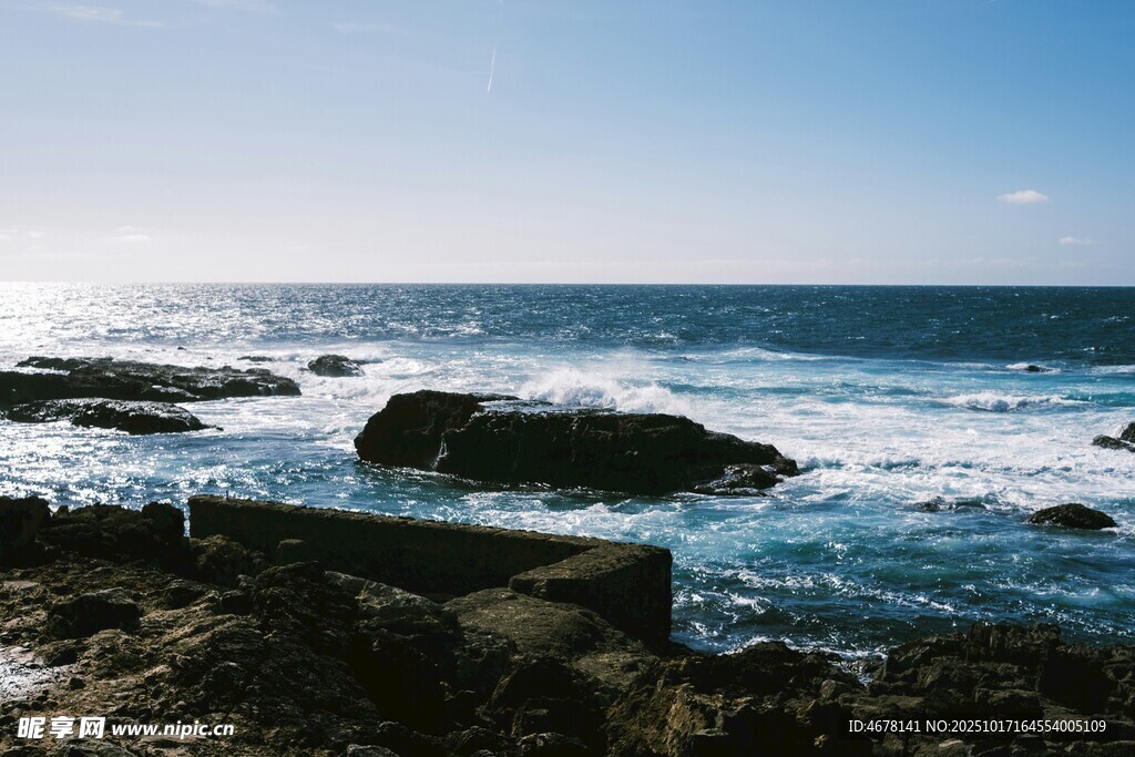 海边礁石海浪翻涌之景