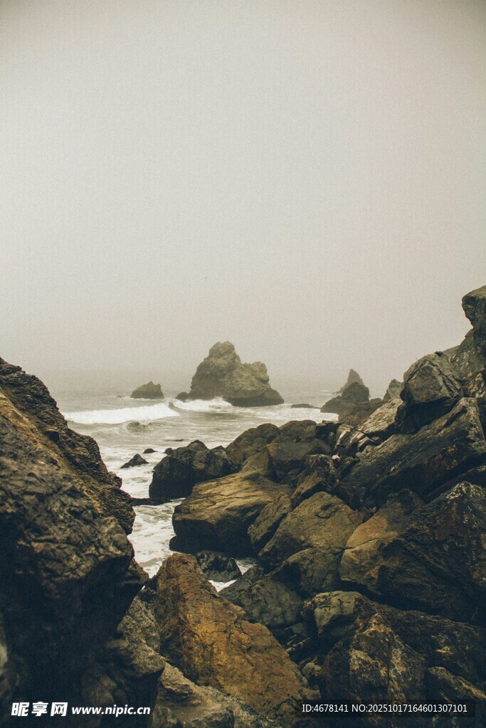 海边嶙峋礁石景观