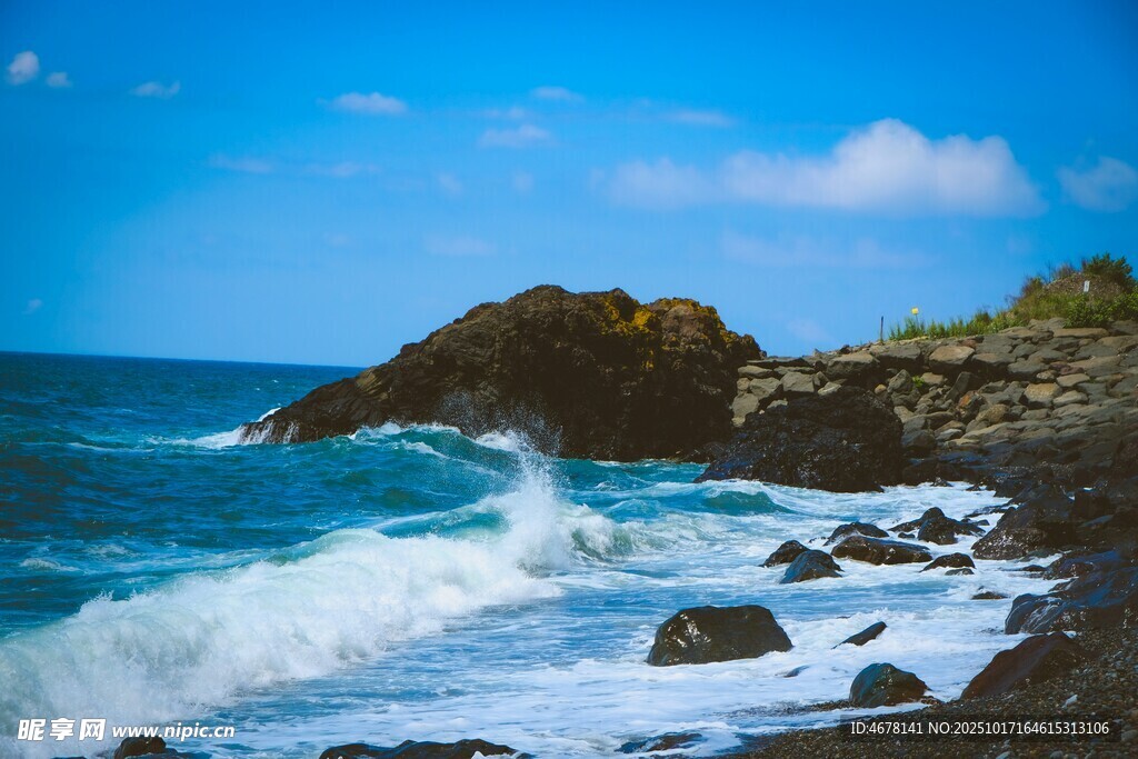 海浪拍击岸边岩石美景