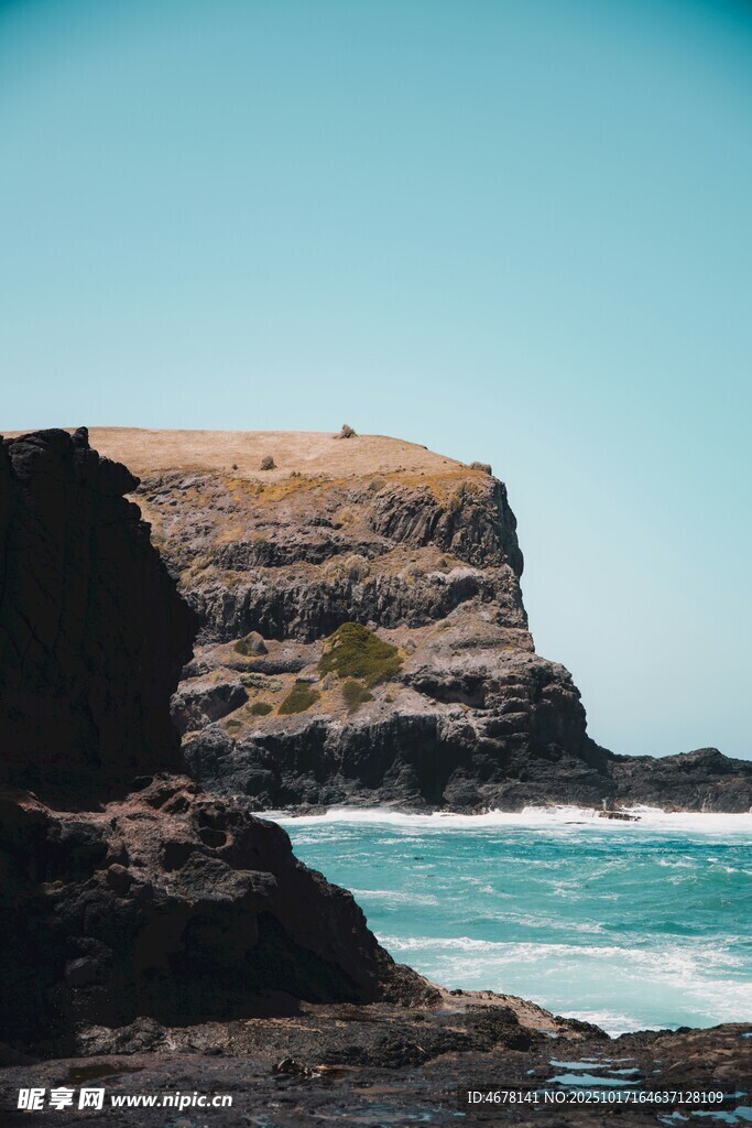 海岸边的嶙峋岩石与海浪
