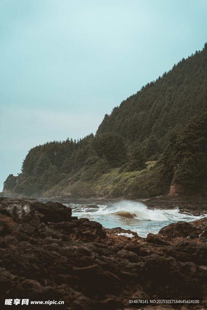 海岸边的岩石与翻涌海浪