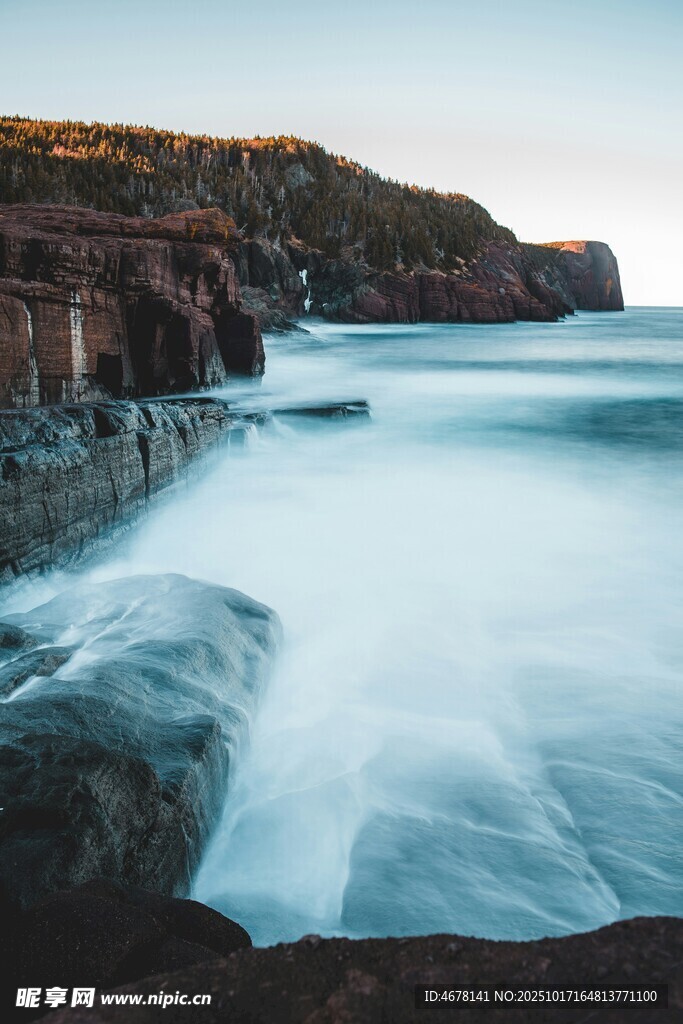 海岸边的海浪与岩石美景