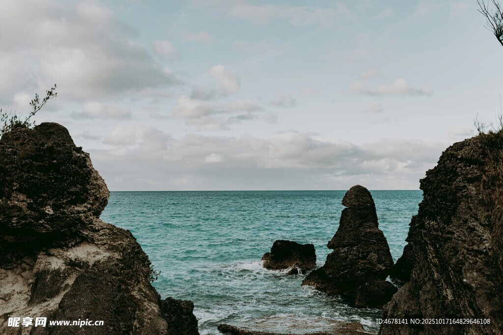 海边嶙峋礁石与辽阔海景