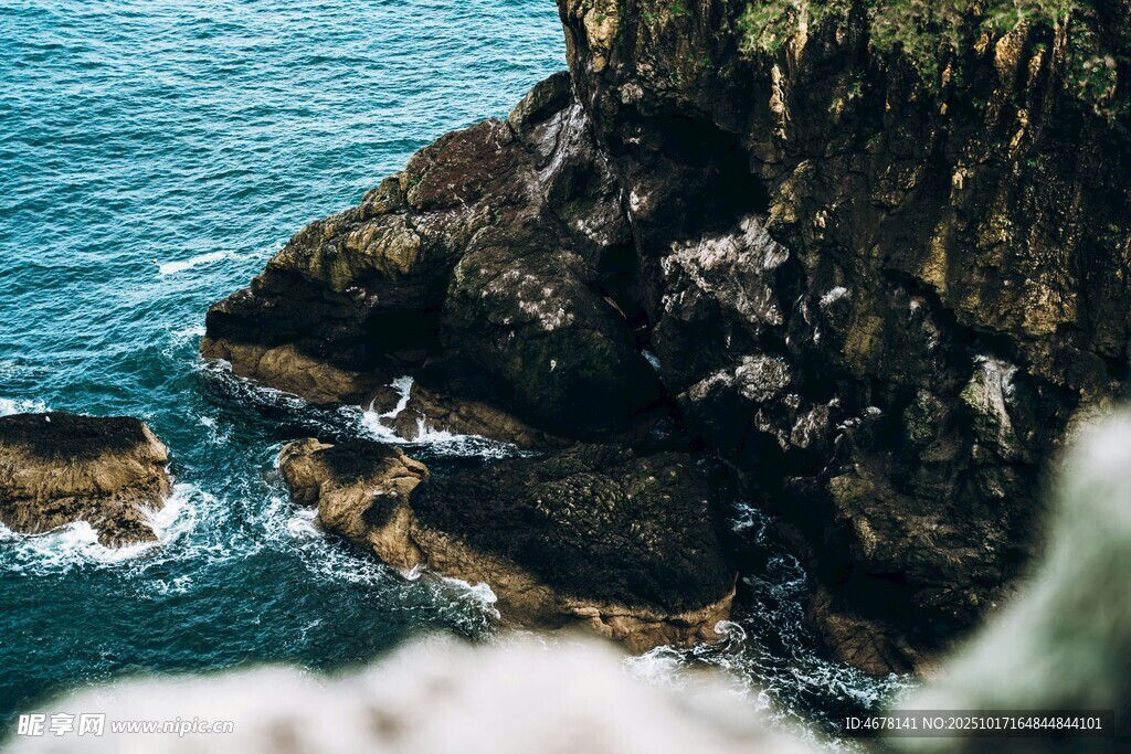 海边嶙峋礁石与翻涌海浪