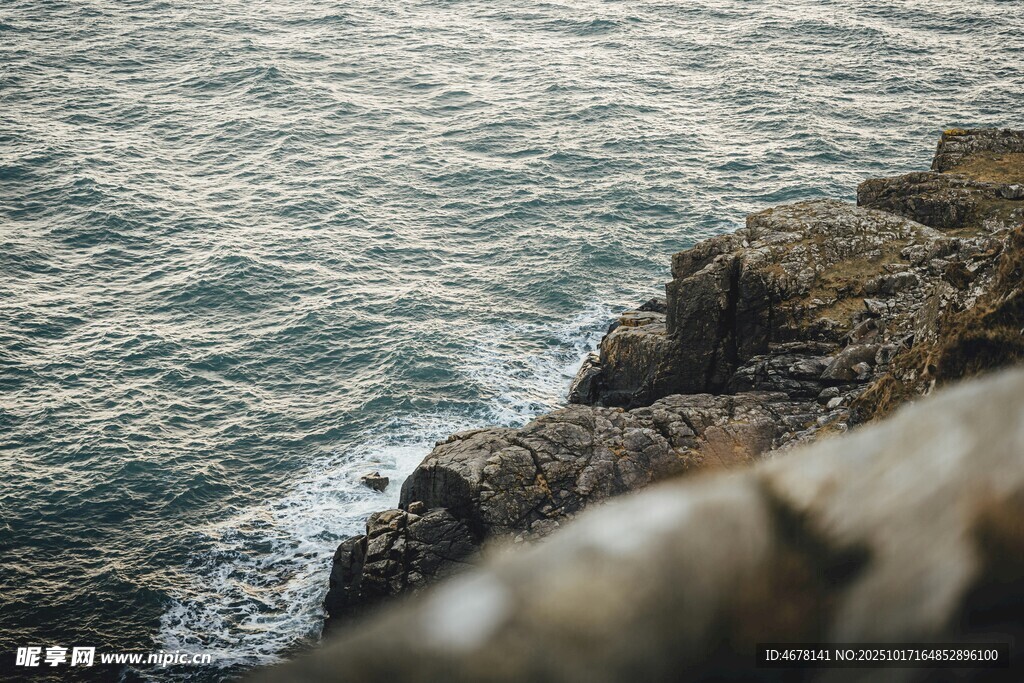 海边嶙峋礁石与翻涌海浪