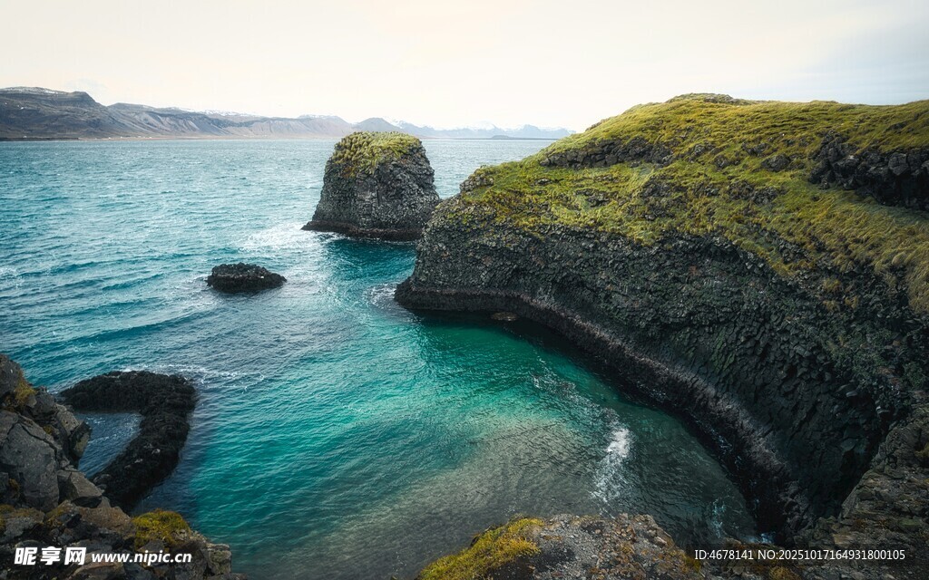 海岸边的嶙峋礁石与碧海
