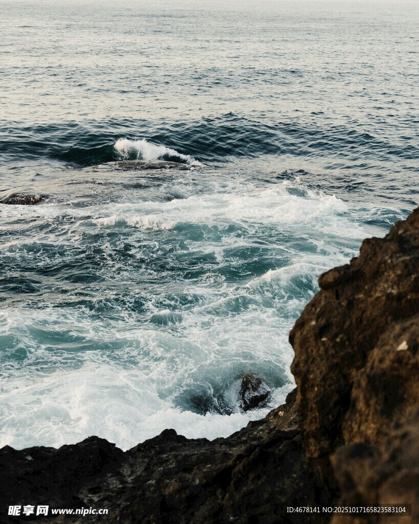 海浪拍击岸边岩石景象