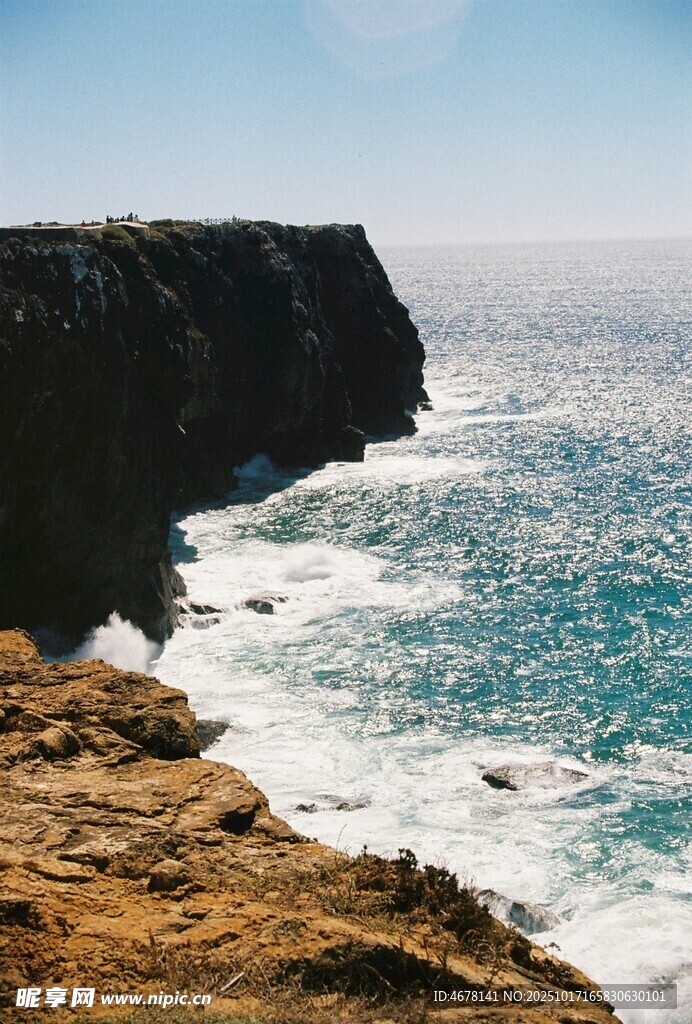 海岸悬崖边的壮阔海景
