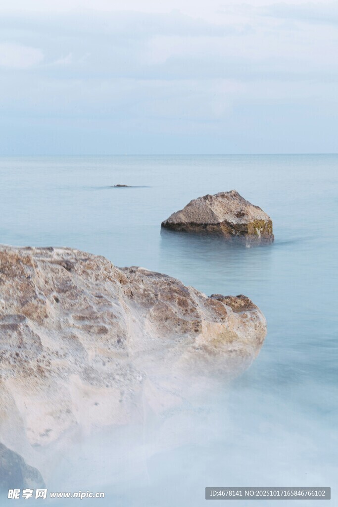 海边礁石静谧的自然景致