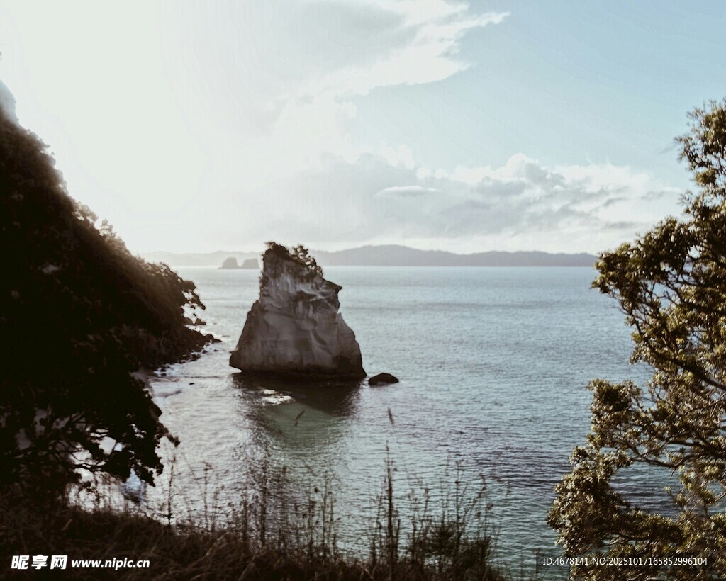海边孤岩风景