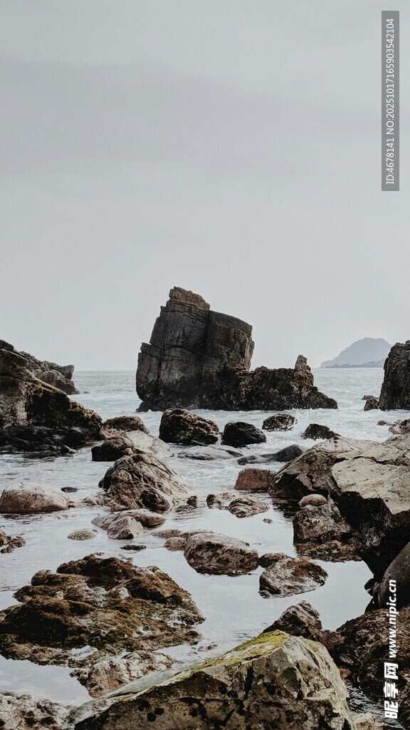 海边嶙峋礁石景观