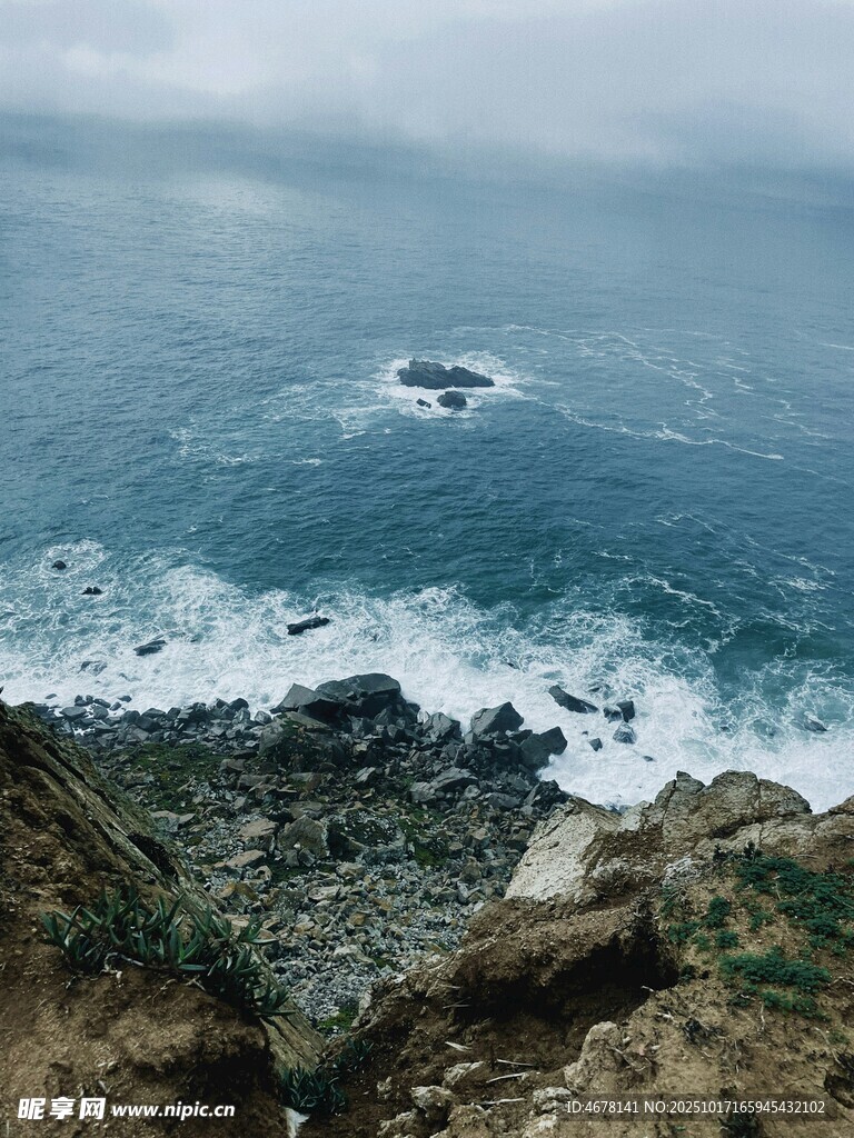 海岸边的岩石与汹涌海浪
