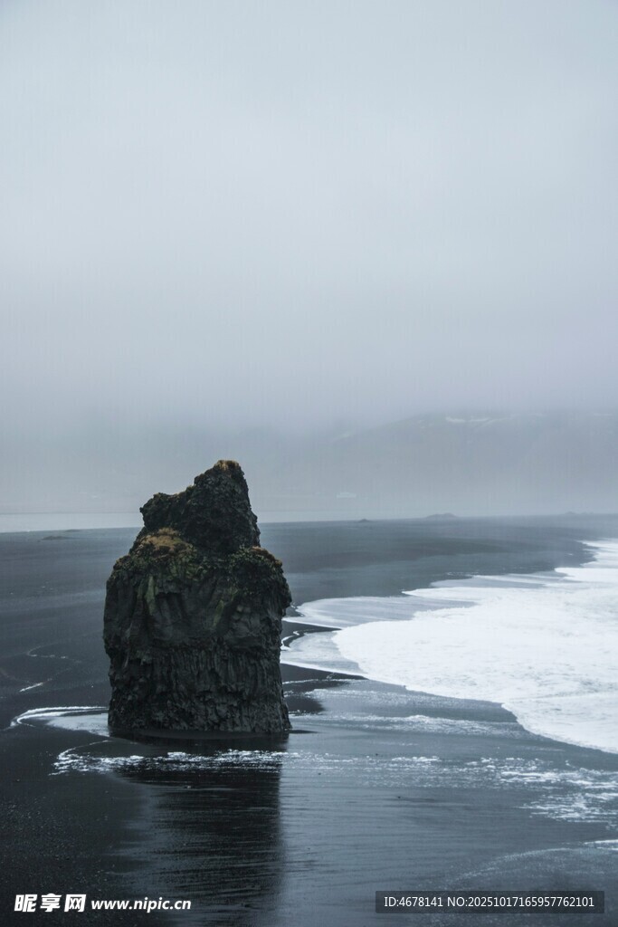 海边孤岩 海浪翻涌