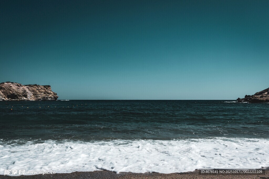 海边美景海浪拍打岸边