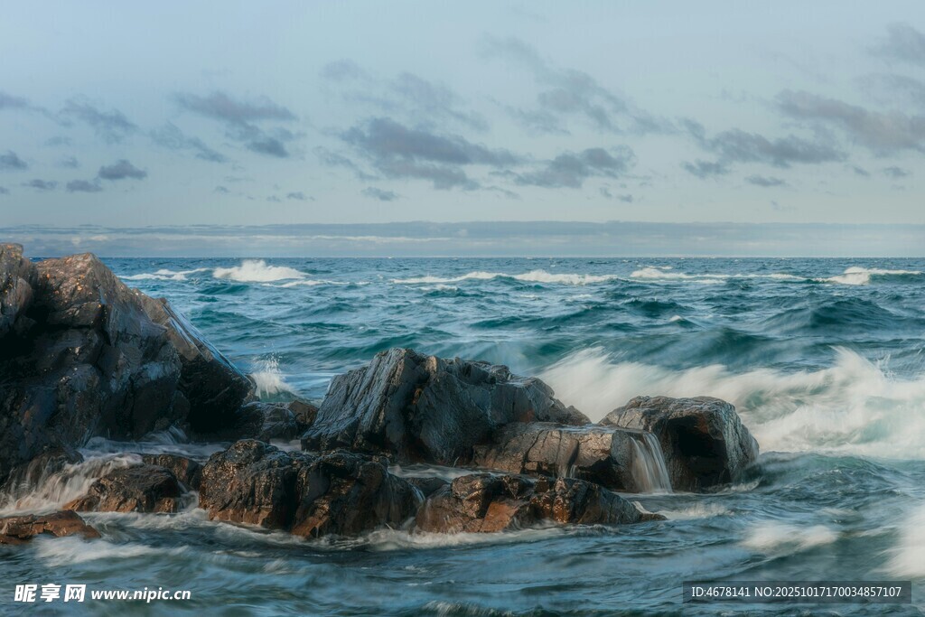 海边礁石海浪翻涌之景