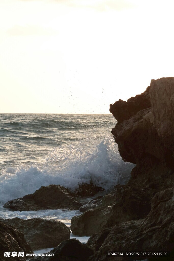 海边礁石与翻涌浪花