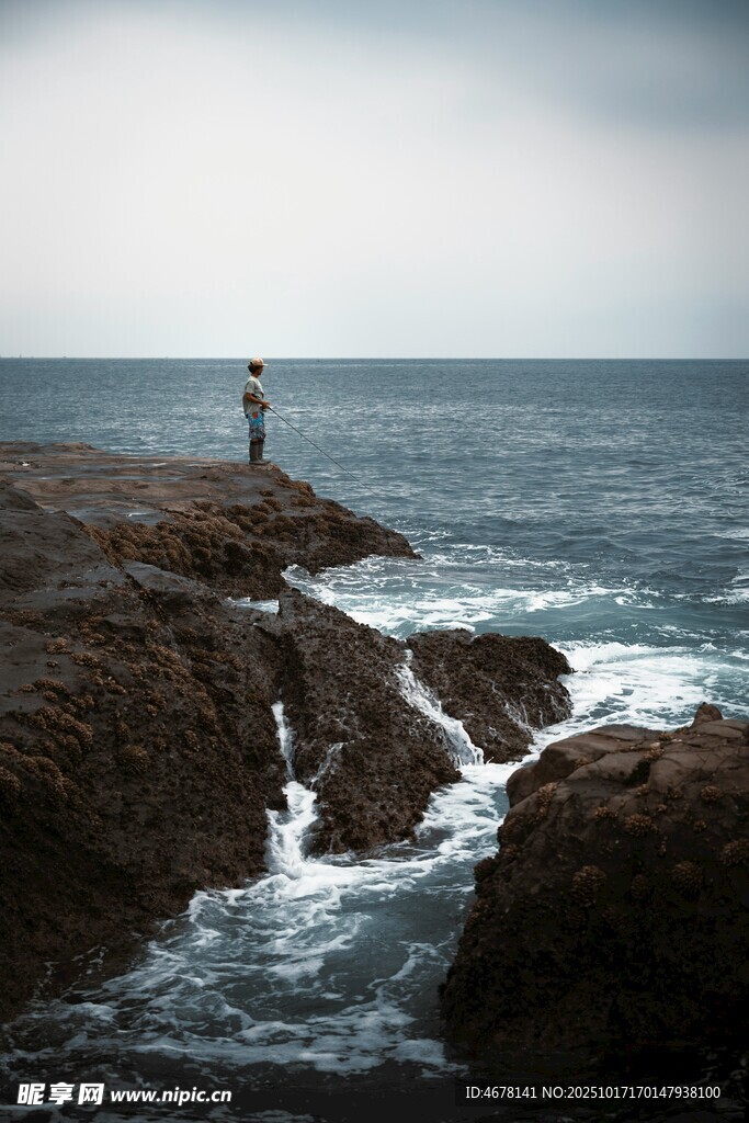海边孤影静立嶙峋礁石