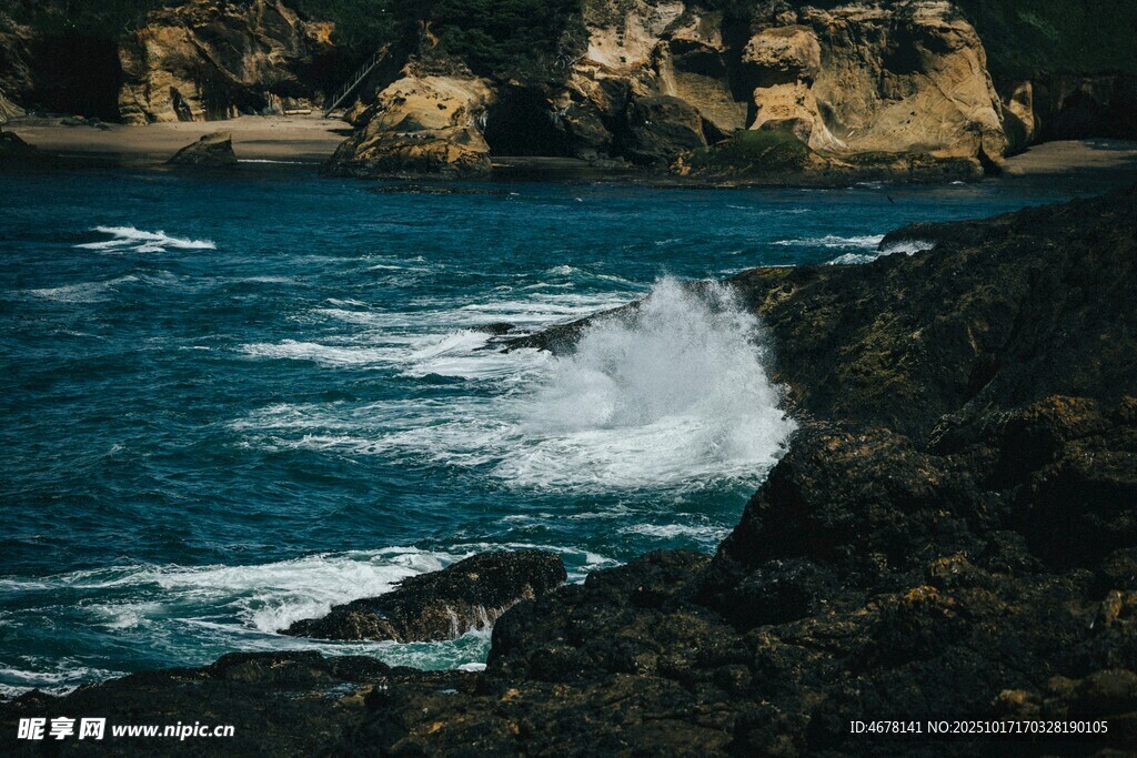 海浪拍击岸边岩石景观