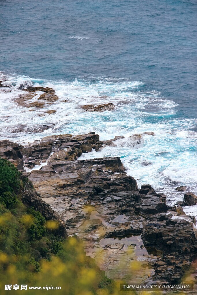 海岸边的礁石与翻涌海浪